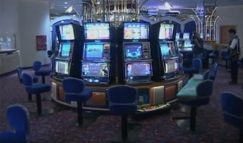 Spielautomaten im Inneren des Casinos