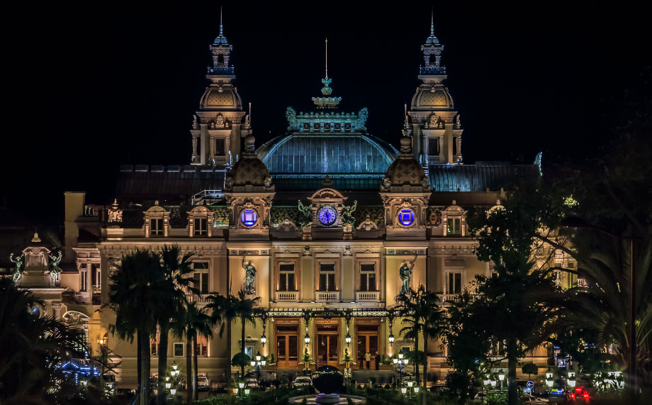 Die Spielbank Monte-Carlo bei Nacht