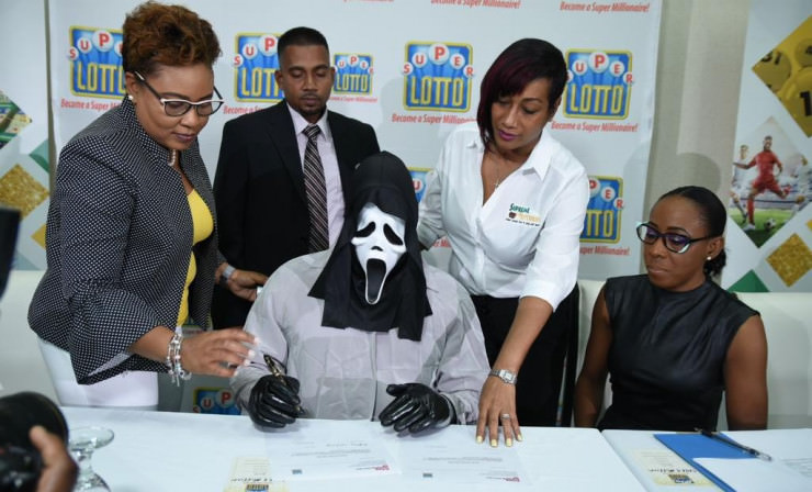 Jamaika: Lottogewinner nimmt Jackpot von 1 Mio. Euro mit Scream-Maske an