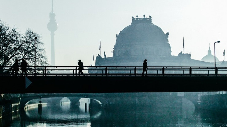 Berlin - Razzien gegen unerlaubte Pokerrunden