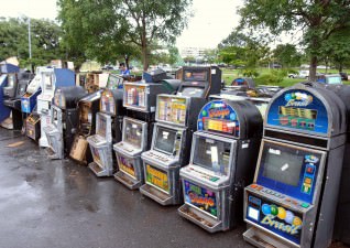 Titelbild zu Automatenknacker erbeutet mehr als 100.000 Euro - jetzt steht er vor Gericht