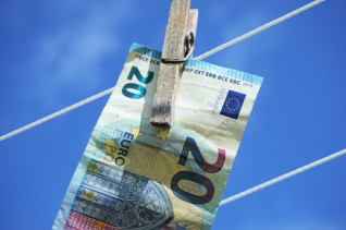 Titelbild zu Azubi gewinnt im Online Casino und landet wegen Geldwäsche vor Gericht