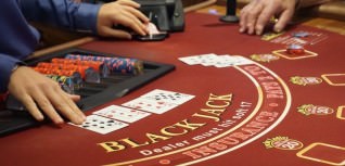 Titelbild zu Blackjack: Gewinner, Verlierer und kuriose Geschichten rund um das Kartenspiel