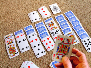 Titelbild zu Tag des Kartenspiels 2019: Patience oder Solitaire im Online Casino getestet