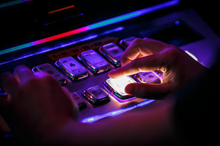 Titelbild zu Spielautomaten-Betrug: Haftstrafen für gewerbsmäßigen Computerbetrug