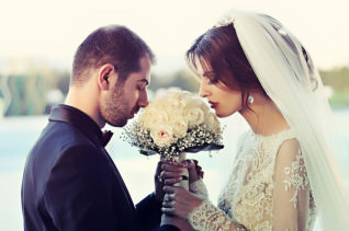 Titelbild zu Hochzeitsplanerin betrügt 24 Paare und verspielt Geld