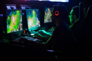 Titelbild zu  Mr Green plant Einstieg in die E-Sports-Welt