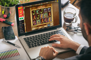 Titelbild zu Neuer Glücksspielstaatsvertrag: Sind Online Casinos jetzt legal?