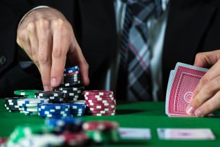Titelbild zu Deutschlandweit Razzien gegen illegale Pokerrunden