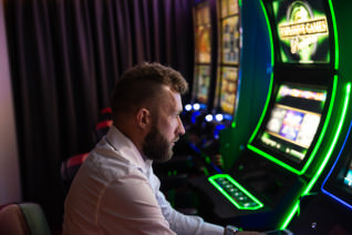 Titelbild zu Niedersachsen: Zahl der Spielhallen sinkt, Umsätze an Geldspielgeräten steigen