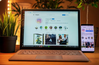 Titelbild zu Im Online Casino mit dem Smartphone oder am PC?