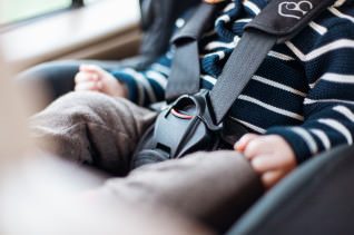 Titelbild zu 35-jährige Mutter lässt Kind im Auto und zockt in der Spielhalle