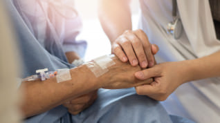 Titelbild zu Schottische Pflegekraft spielt mit Geld einer Patientin 