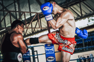 Titelbild zu Thailändischer Boxstar wegen Glücksspielwerbung verhaftet