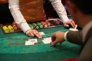 Titelbild zu American vs. European Blackjack - die Unterschiede: Regeln und Gewinnchancen