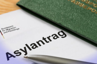 Titelbild zu Verkauf von Aufenthaltstiteln zur Finanzierung der Spielsucht – 2,5 Jahre Haft