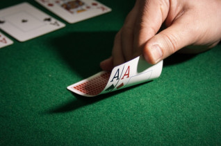 Titelbild zu Spielsucht: Wie gut werden Spieler in lizenzierten Online Spielotheken geschützt?