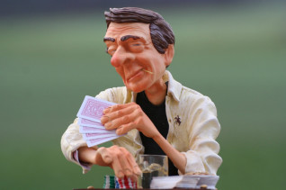 Titelbild zu WSOP Bracelets von deutscher Pokerlegende stehen zum Verkauf
