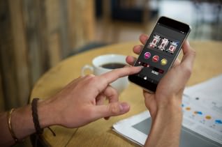 Titelbild zu Zusammenhang zwischen Smartphone- und Spielsucht möglich